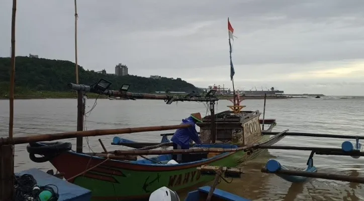 Proses evakuasi korhan yang kapalnya dihantam gelombang, dan seharian terombang-ambing di perairan Bayah. (foto: Basarnas Banten)