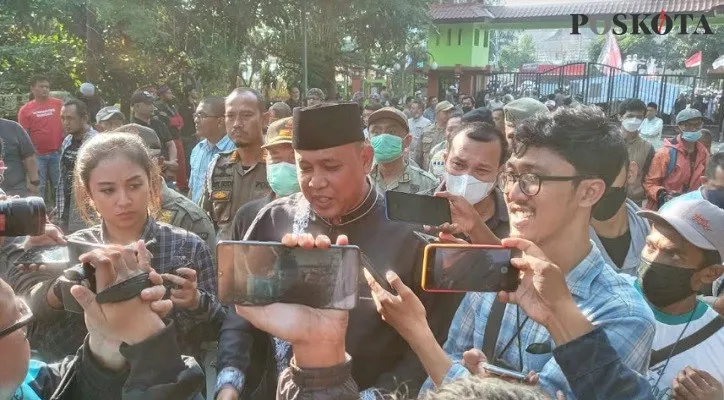  Wali Kota Bekasi Tri Adhianto (pakai peci hitam), Jum'at (1/6/2022) sore. (Foto: Ihsan Fahmi).