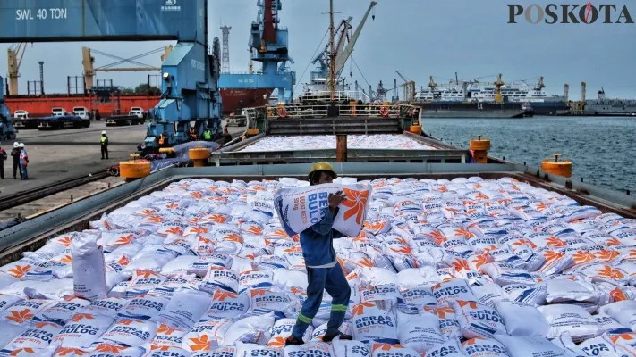 5.000 ton beras impor dari Vietnam tiba di Pelabuhan Tanjung Priok, Jakarta Utara. (foto: poskota)