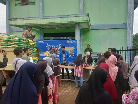 Mahasiswa PMII membantu Tim Satgas Pangan dalam operasi pasar yang digelar di dua lokasi di Kabupaten Serang. (ist)