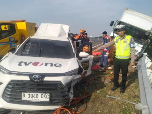 Mobil kru TV One yang tertabrak di Tol Pemalang pada Kamis, 31 Oktober 2024. (Dok. PMJ)