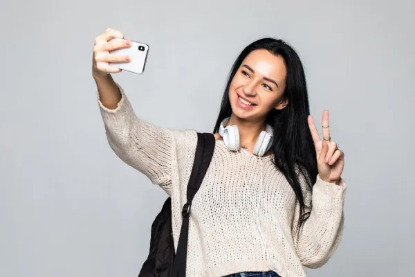 Ilustarsi. Berikut rekomendasi smartphone dengan kualitas kamera depan jernih, lengkap dengan spesifikasi, informasi fitur kamera, dan harganya. (Freepik/diana.grytsku)