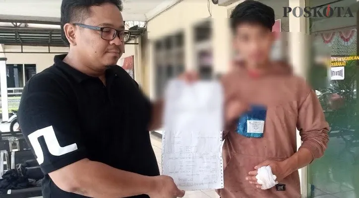 Petugas kepolisian dan Yuda Pisesa yang menyayat tangannya, saat ditemui di Mapolsek Cikarang Barat, Minggu (7/8/2022) sore. ( Ihsan Fahmi).