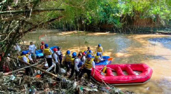 Bersih-bersih Sungai Ciliwung, untuk pelestarian lingkungan sungai dan menjaga mutu airs. (Foto: ist)