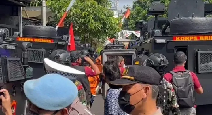 Tiga tersangka kasus pembunuhan berencana Brigadir J telah tiba di rumah pribadi Ferdy Sambo dengan mengenakan pakaian tahanan. (Ist)