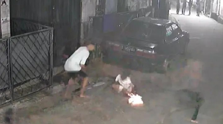 Terekam CCTV, bocah 8 tahun dibakar rekan sepermainan di Kelurahan Gedong, Kecamatan Pasar Rebo, Jakarta Timur. (Ist) 