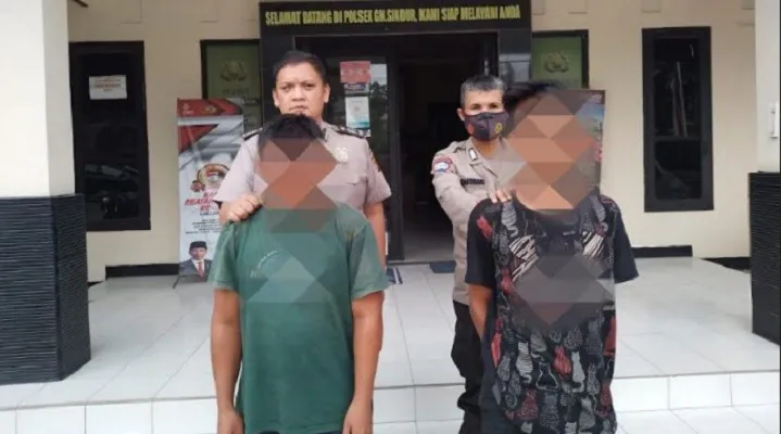 Pelaku penjambretan terhadap emak-emak di Gunung Sindur, ditangkap warga, lantas diserahkan ke polisi. (ist)