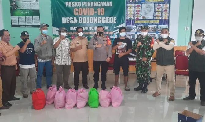 Kapolsek Bojonggede bersama Camat dan Babinsa serta warga penerima bantuan dalam kegiatan slum area di Posko Penanganan Covid-19 Desa Bojonggede.(Foto/Angga)