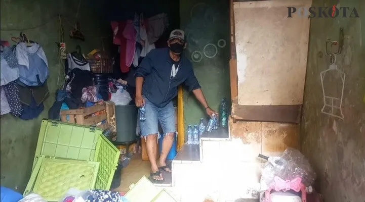 Salah satu kamar yang digunakan pemakai narkotika jenis sabu di Kampung Boncos, Palmerah, Jakarta Barat. (Foto: Pandi)