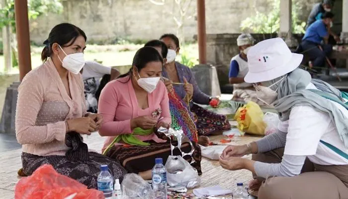 Warga Desa Bongkasa Pertiwi membuat kerajinan tradisional khas Bali.