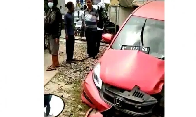 Kondisi Honda Brio mengalami kerusakan parah setelah ditabrak kereta di wilayah Seneja, kota Cilegon. (Foto/polrescilegon)