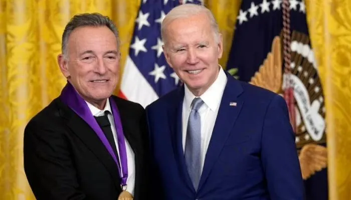 Penyanyi Bruce Springsteen bersanding dengan Presiden AS Joe Biden usai penerimaan penghargaan Medali Seni Nasional kepada penyanyi tersebut di Gedung Putih.