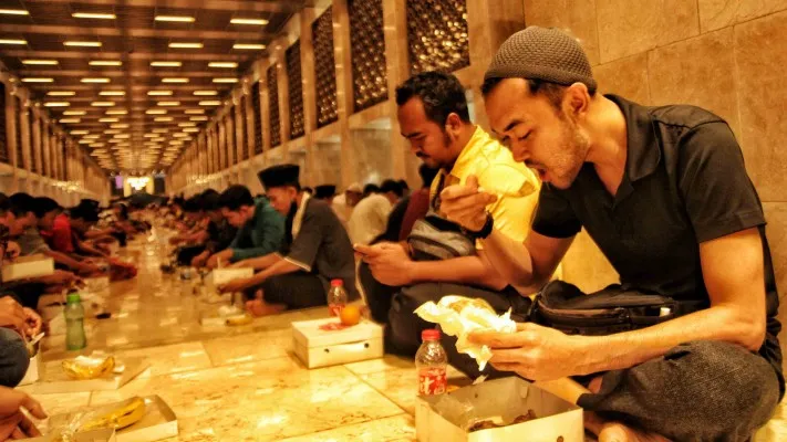 Buka puasa di Istiqlal. (Ahmad Tri Hawaari)