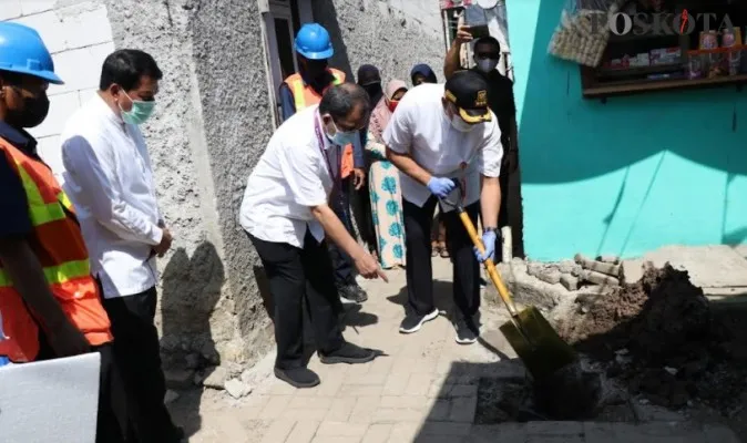 Bupati Tangerang saat meninjau pembukaan program peduli air bersih di Kecamatan Teluknaga, Kabupaten Tangerang. (Veronica)