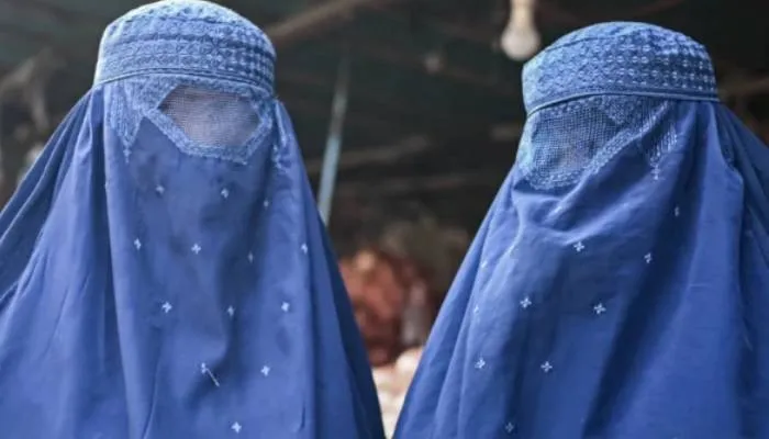 Perempuan berpakaian burqa berfoto di Kabul Afghanistan.