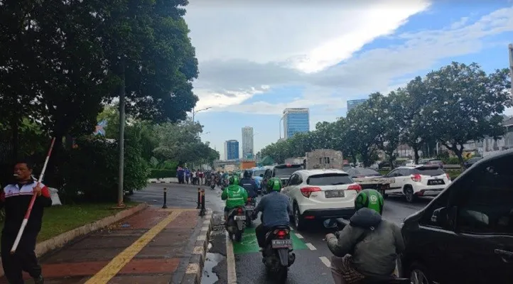 Situasi lalu lintas di depan Gedung DPR RI sempat tersendat, buntut dari adanya aksi buruh. (Foto: Pandi)