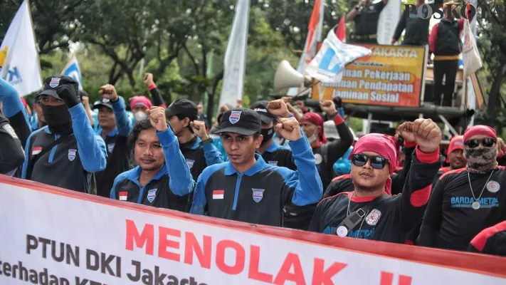 Massa buruh berunjuk rasa menolak putusan PTUN terkait UMP DKI Jakarta. (foto: poskota)