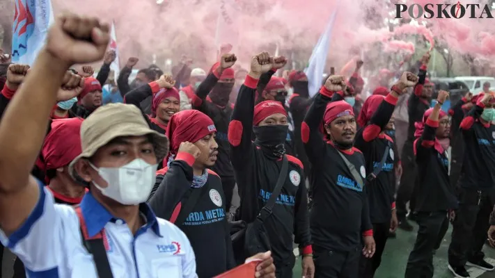 Massa buruh saat melakukan aksi unjuk rasa. (foto: poskota)