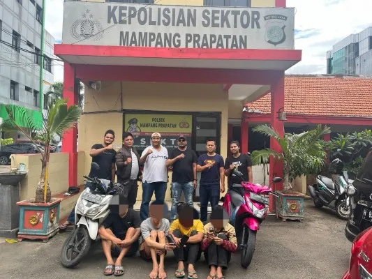 Foto : Polsek Mampang Prapatan ringkus empat pencuri rumah kosong. (Ist.)