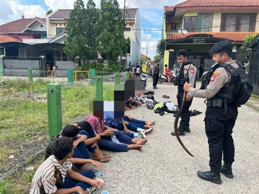 Foto: Petugas Tim Patroli Perintis Presisi (3P) Polres Depok menjaring 15 pelajar mau tawuran di kawasan Sukmajaya, Depok. (Ist.)