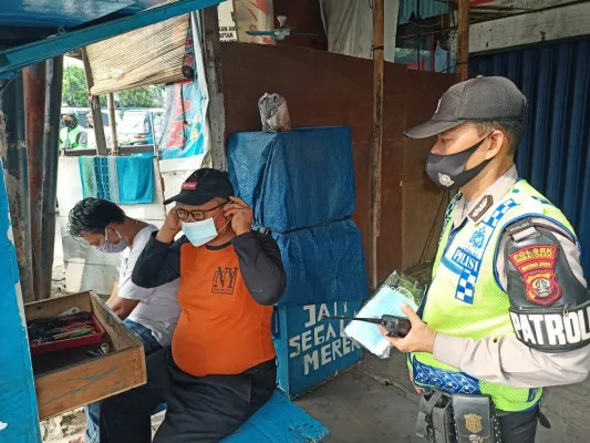 Polsek Kemayoran membagikan masker kepada warga (ist)