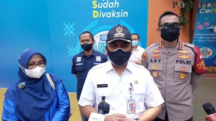 Walikota Jakarta Barat Uus Kuswanto memaparkan penurunan kasus Covid-19 di wilayahnya. (foto: cr01)