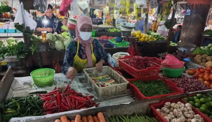 Ida Rahayu, pedagang sayur mayur di Pasar Tomang Barat, Grogol Petamburan, Jakarta Barat. (Pandi)