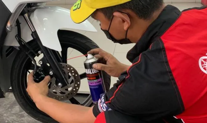 Saat musim hujan diperlukan perhatian lebih agar rem dapat berfungsi dengan optimal. (Foto/yamaha)