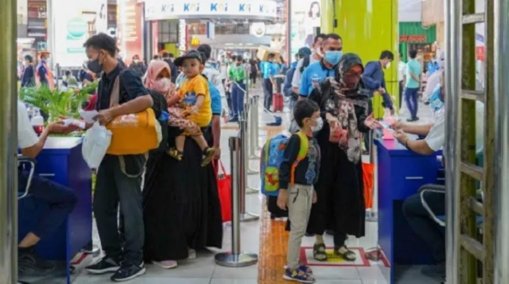 Calon penumpang KA  di Stasiun Gambir.