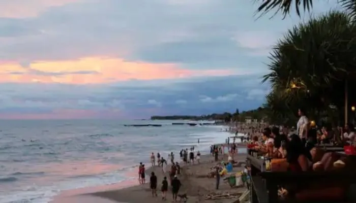 Momen matahari terbenam di pantai Canggu Bali.