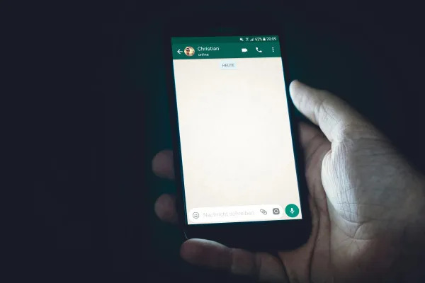 Cara mencegah penyadapan padaa akun WhatsApp harus diketahui oleh sejumlah pengguna. (Unsplash/Christian Wiediger)