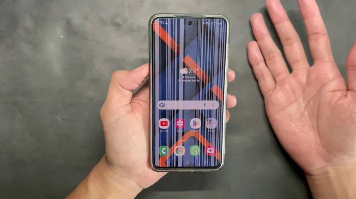 Cara perbaiki LCD hp Android yang bergaris dan berbayang. (Youtube/TutorInd)