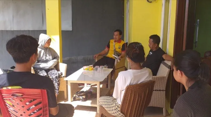 Kasus cewek curi jemuran, Anggota Bhabinkamtibmas  Kedaung Aipda Purwanto mendatangi rumah pelaku,  didampingi Ketua RT dan orang tua para pelaku, di RW 05, Bojongsari Kota Depok. (Ist)