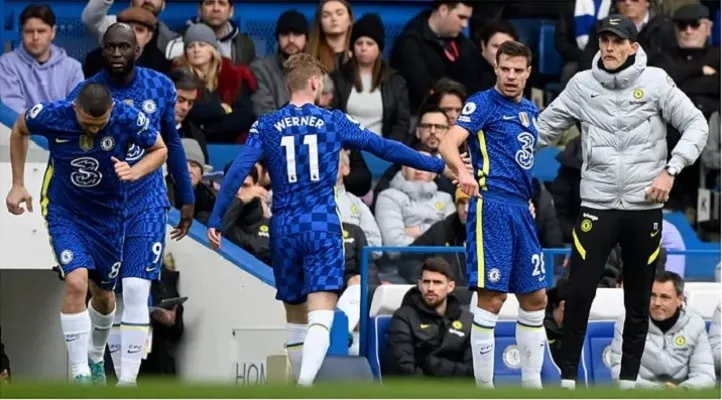 Thomas Tuchel menyaksikan anak asuhnya saat Chelsea dikalahan Brentford 4-1. (Foto: EFE/marca)