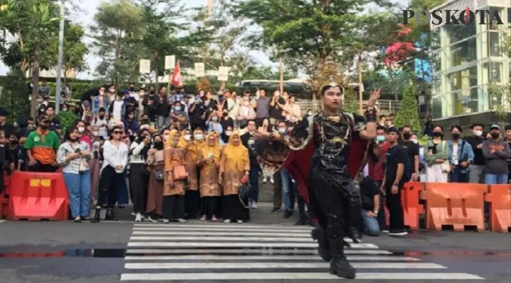 Aksi peragaan busana di momen Citayam Fashion Week di Zebra Cross Dukuh Atas. (Poskota/Rika)