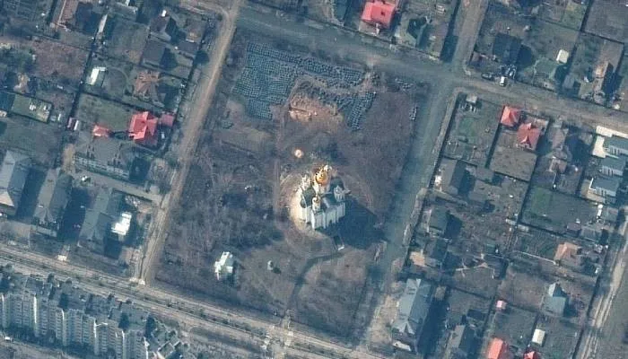 Citra satelit pada 31 Maret menunjukkan kuburan massal di dekat sebuah gereja di Bucha Ukraina.