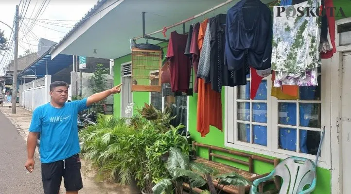 Rojak (41) pemilik rumah saat menunjukkan lokasi pelaku pencurian pakaian dalam bra  (BH) milik istrinya di TPU Joglo, Kembangan, Jakarta Barat. (Foto: Pandi)