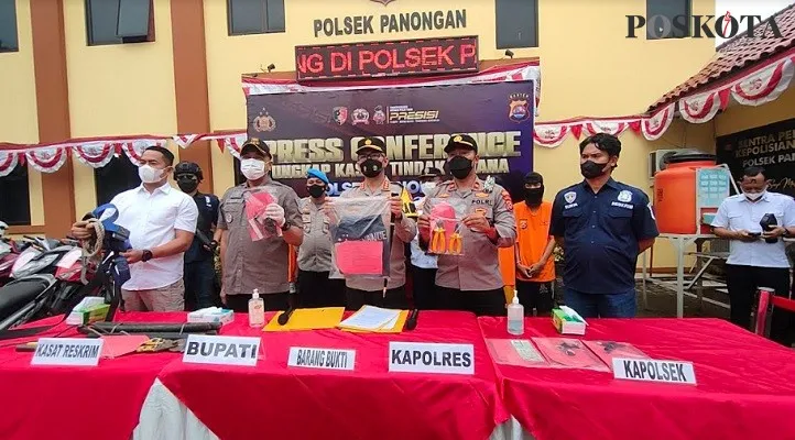 Kapolres Kota Tangerang Kombes Pol Raden Romdhon Natakusuma saat pengungkapan kasus pencurian kabel optik. (Foto: Veronica)