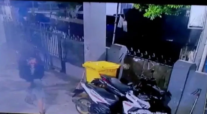 Sosok pelaku pencurian sepeda motor di rumah yang berlokasi di Jalan Kayumas, Gang Dame,  Nomor 10, Pulogadung, Jakarta Timur, terekam CCTV, pada Kamis (21/10/2021) dini hari. (Cr02/PKL04)