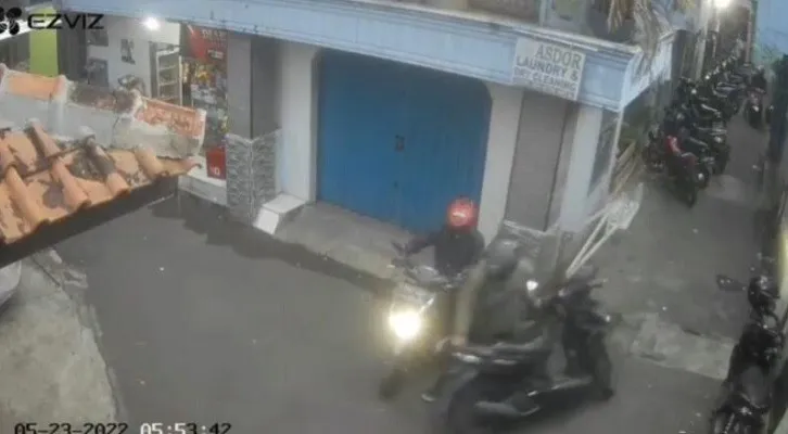 Aksi maling motor di pemukiman penduduk di Jalan Haji Jipin, Cijantung, Jakarta Timur pada Senin(21/5/2022).