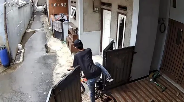 Aksi seorang pria mencuri sepeda lipat terekam kamera pengawas di rumah kontrakan kawasan Pancoran, Jaksel. (Tangkapan Layar)