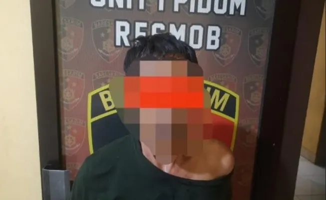 Salah satu tersangka pencurian ketika diamankan di Mapolresta Serang. (ist)