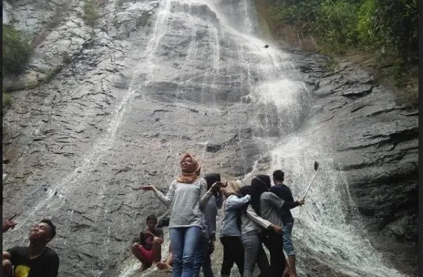 Para pengunjung saat menikmati nuansa alam Curug Kumpay di Lebak. (Foto: Ist).