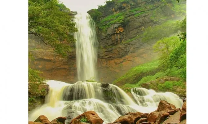 Curug Cikanteh yang terletak di kawasan Geopark Ciletuh memiliki tiga tingkatan setinggi 60 meter dan ukuran yang cukup lebar. (Foto/curugcikanteh.com)