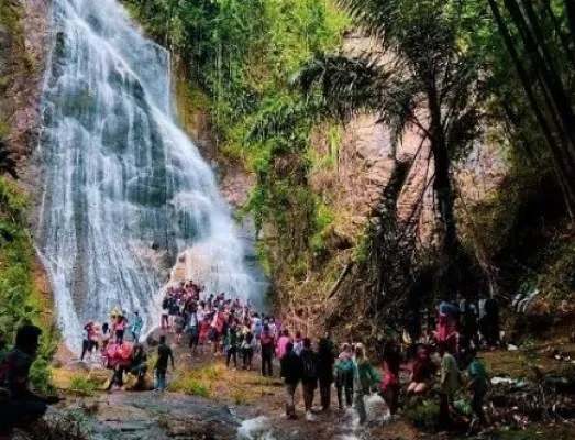 Para wisatawan saat menikmati suasana Curug Kumpay di Lebak. (Foto: Ist).