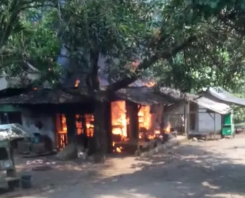 Kebakaran yang menghanguskan rumah Rusni (foto: ist)