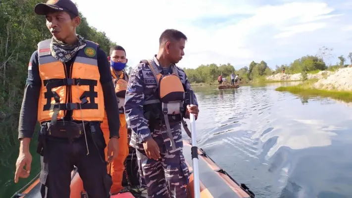Anggota TNI dari Pangakalan TNI AL Bangka Belitung saat melakukan pencarian korban yang tewas diterkam buaya di rawa desa Dukong, Simpang Pesak, Belitung Timur. (foto: istimewa)