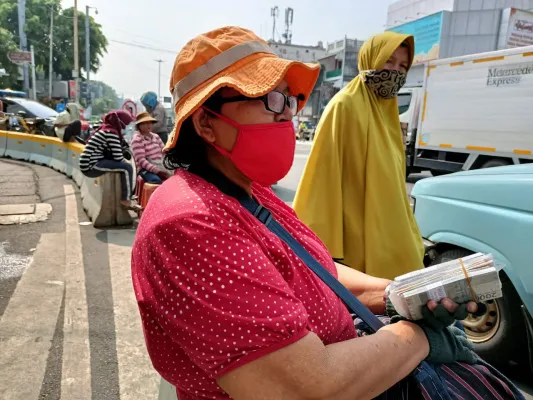 Nanggolan (52) orang yang melayani jasa penukaran uang baru di kawasan Jalan Asemka, Jakarta Barat. (ist)