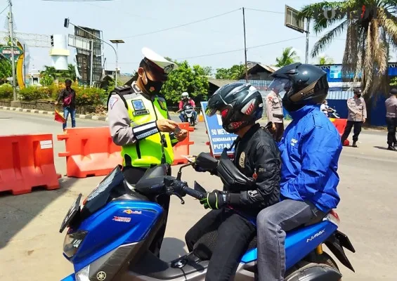 Petugas sedang melakukan Operasi Ketupat Jaya 2021 di Pos Penyekatan Mudik Kedungwaringin. (cr02)