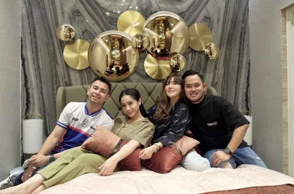 Raffi dan Nagita bersama dua Enterpreuner dari Malang. (foto: instagram/ @raffinagita1717)